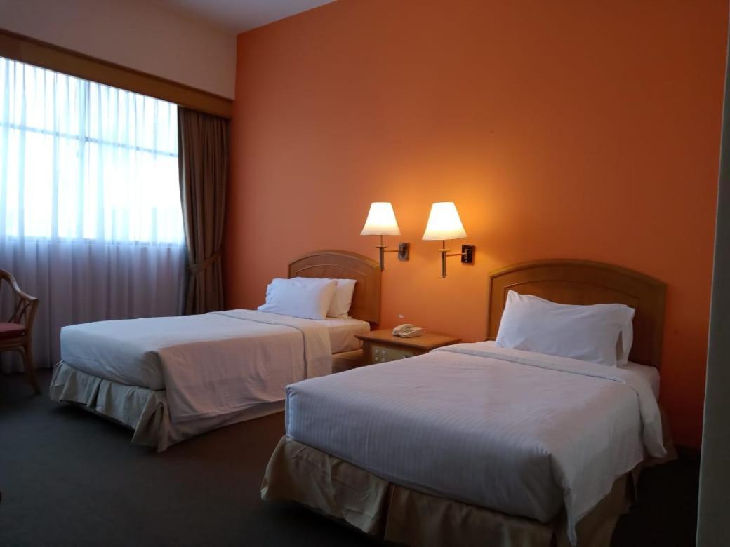 Grand Barakah Hotel 安邦 外观 照片